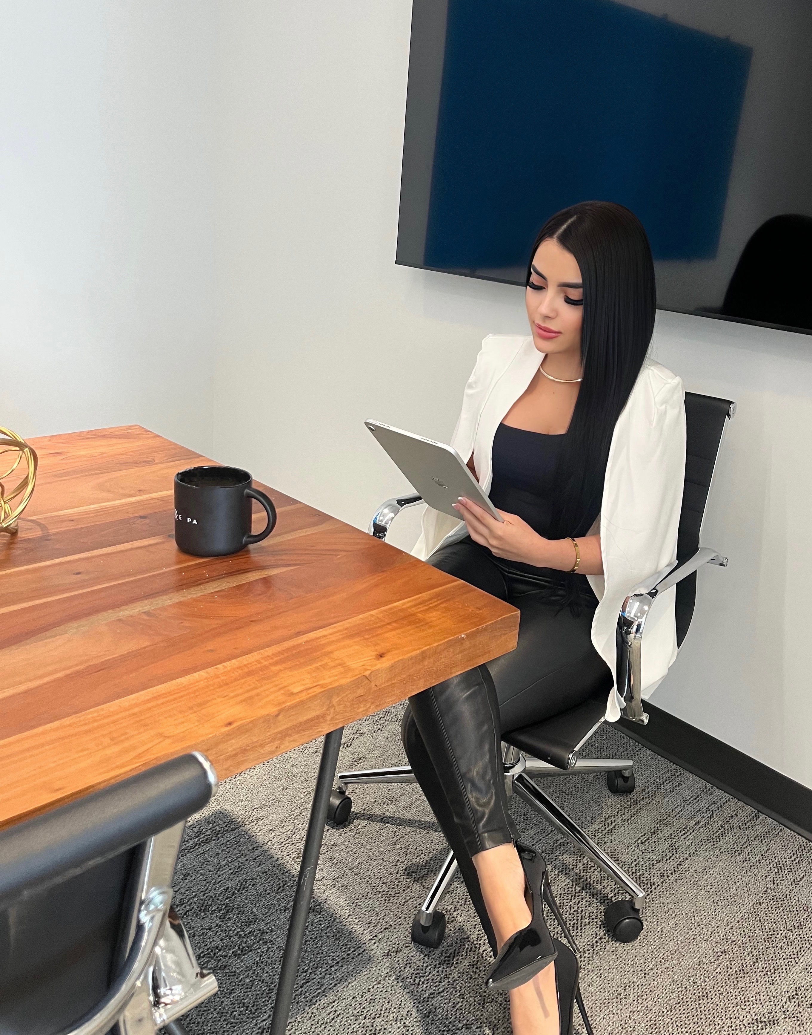 Erika Parra preparando documentos de inmigración en su oficina