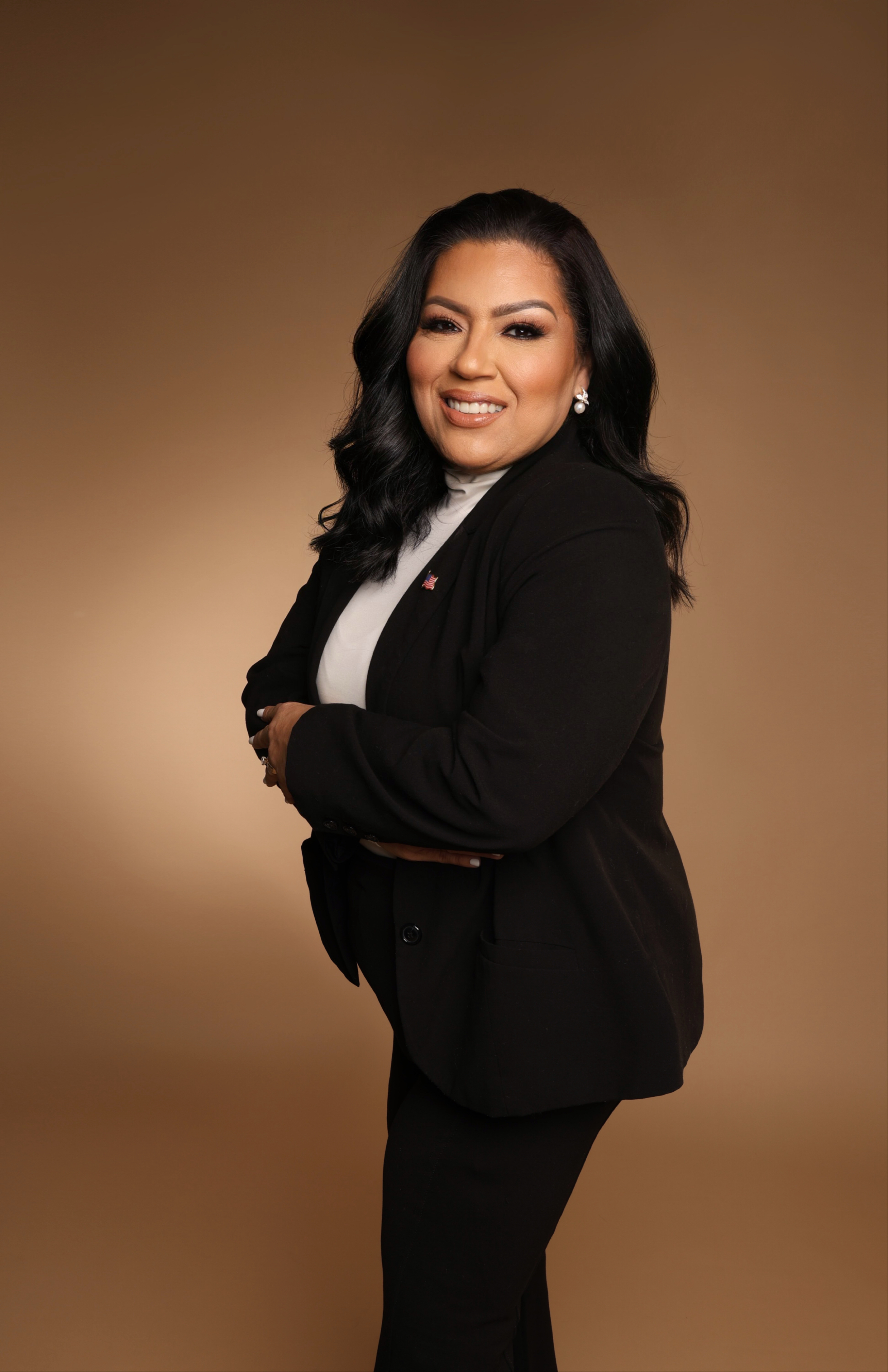 Cofundadora de Erika Parra Services, retrato profesional con blazer negro