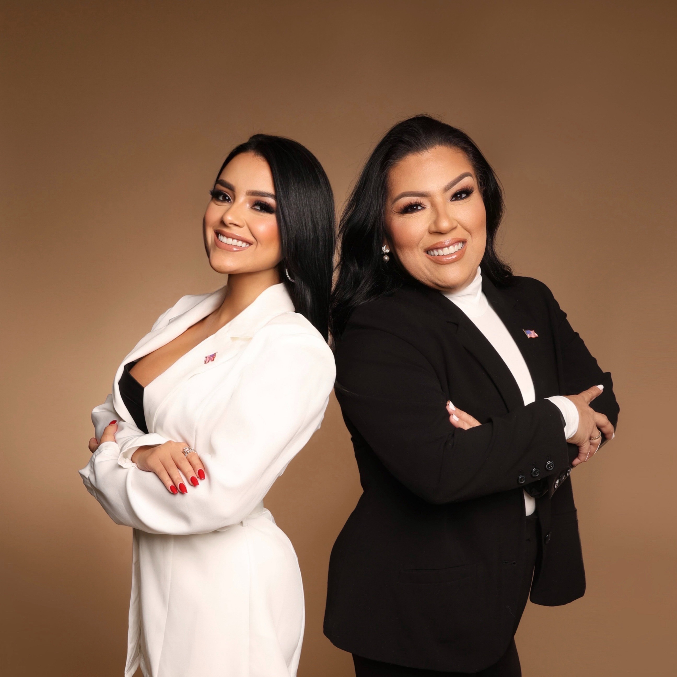 Erika Parra y su madre, cofundadoras de Erika Parra Services, con pins de la bandera americana